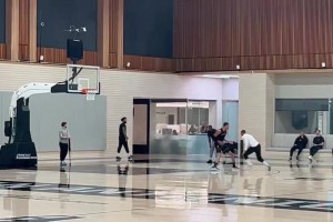 看起来很惬意！库里一身红色外套抵达训练馆